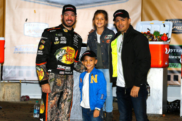 Monster Energy NASCAR Cup Series
Hollywood Casino 400
Kansas Speedway, Kansas City, KS USA
Sunday 22 October 2017
Martin Truex Jr, Furniture Row Racing, Bass Pro Shops / Tracker Boats Toyota Camry celebrates in victory lane with Jay Hernandez
World Copyright: Russell LaBounty
LAT Images