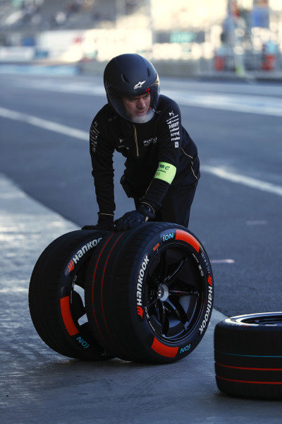 DS Penske pit crew