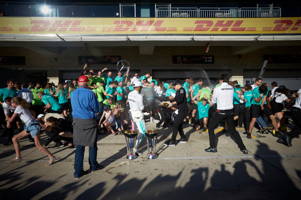 Circuit of the Americas, Austin, Texas, United States of America.
Sunday 22 October 2017.
Lewis Hamilton, Mercedes AMG, 1st Position, and the Mercedes team celebrate victory in the race and the Constructors Championship.
World Copyright: Steve Etherington/LAT Images
ref: Digital Image SNE19905 Circuit of the Americas, Austin, Texas, United States of America.
Sunday 22 October 2017.
Lewis Hamilton, Mercedes AMG, 1st Position, and the Mercedes team celebrate victory in the race and the Constructors Championship.
World Copyright: Steve Etherington/LAT Images
ref: Digital Image SNE19905