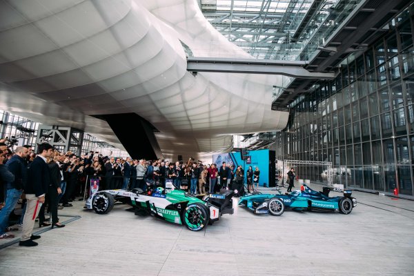 2017/2018 FIA Formula E Championship.
Street Demonstration - Rome, Italy.
Thursday 19 October 2017.
Lucas Di Grassi (BRA), Audi Sport ABT Schaeffler, Audi e-tron FE04 andLuca Filippi (ITA), NIO Formula E Team, NextEV NIO Sport 003.
Photo: Malcom Griffiths/LAT/Formula E
ref: Digital Image MALC8443 2017/2018 FIA Formula E Championship.
Street Demonstration - Rome, Italy.
Thursday 19 October 2017.
Lucas Di Grassi (BRA), Audi Sport ABT Schaeffler, Audi e-tron FE04 andLuca Filippi (ITA), NIO Formula E Team, NextEV NIO Sport 003.
Photo: Malcom Griffiths/LAT/Formula E
ref: Digital Image MALC8443