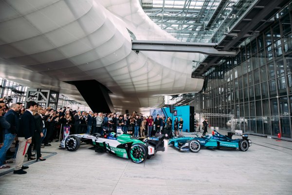 2017/2018 FIA Formula E Championship.
Street Demonstration - Rome, Italy.
Thursday 19 October 2017.
Lucas Di Grassi (BRA), Audi Sport ABT Schaeffler, Audi e-tron FE04 andLuca Filippi (ITA), NIO Formula E Team, NextEV NIO Sport 003.
Photo: Malcom Griffiths/LAT/Formula E
ref: Digital Image MALC8443