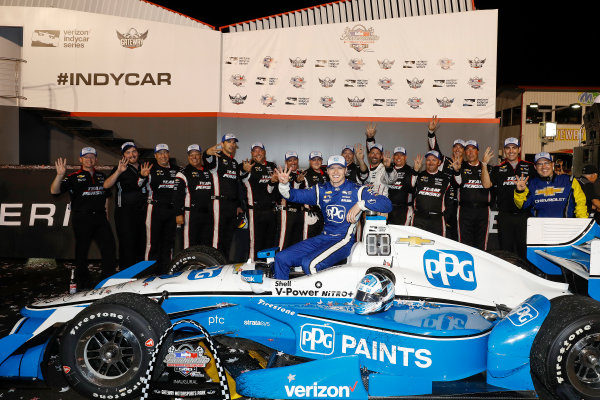 Verizon IndyCar Series
Bommarito Automotive Group 500
Gateway Motorsports Park, Madison, IL USA
Saturday 26 August 2017
Winner Josef Newgarden, Team Penske Chevrolet celebrates with his team
World Copyright: Michael L. Levitt
LAT Images Verizon IndyCar Series
Bommarito Automotive Group 500
Gateway Motorsports Park, Madison, IL USA
Saturday 26 August 2017
Winner Josef Newgarden, Team Penske Chevrolet celebrates with his team
World Copyright: Michael L. Levitt
LAT Images