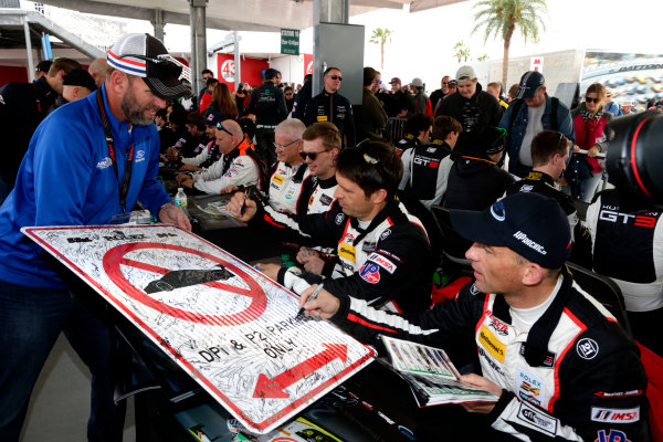2017 Rolex 24 Hours.
Daytona, Florida, USA
Saturday 28 January 2017.
#59 Manthey Racing Porsche 911 GT3 R: Sven Muller, Reinhold Renger, Harald Proczyk, Steve Smith, Matteo Cairoli
World Copyright: Alexander Trienitz/LAT Images
ref: Digital Image 2017-24h-Daytona-AT1-2665 2017 Rolex 24 Hours.
Daytona, Florida, USA
Saturday 28 January 2017.
#59 Manthey Racing Porsche 911 GT3 R: Sven Muller, Reinhold Renger, Harald Proczyk, Steve Smith, Matteo Cairoli
World Copyright: Alexander Trienitz/LAT Images
ref: Digital Image 2017-24h-Daytona-AT1-2665