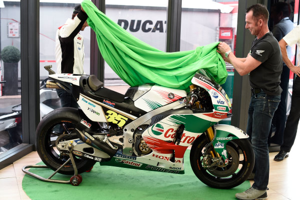 2017 MotoGP Championship - Round 12
Silverstone, Northamptonshire, UK.
Thursday 24 August 2017
Cal Crutchlow, Team LCR Honda, Aaron Slight, Cal's Castrol Honda design
World Copyright: Gold and Goose / LAT Images
ref: Digital Image 688302