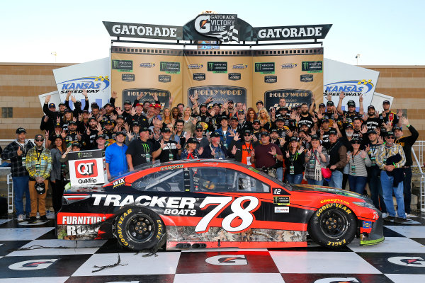 Monster Energy NASCAR Cup Series
Hollywood Casino 400
Kansas Speedway, Kansas City, KS USA
Sunday 22 October 2017
Martin Truex Jr, Furniture Row Racing, Bass Pro Shops / Tracker Boats Toyota Camry celebrates in victory lane
World Copyright: Russell LaBounty
LAT Images Monster Energy NASCAR Cup Series
Hollywood Casino 400
Kansas Speedway, Kansas City, KS USA
Sunday 22 October 2017
Martin Truex Jr, Furniture Row Racing, Bass Pro Shops / Tracker Boats Toyota Camry celebrates in victory lane
World Copyright: Russell LaBounty
LAT Images