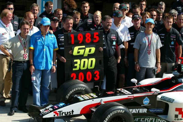 Minardi celebrate their 300th Grand Prix with team members and former drivers including Adrian Campos (ESP), Fernando Alonso (ESP) Renault, Jarno Trulli (ITA) Renault, Nicolas Kiesa (DEN) Minardi, Mark Webber (AUS) Jaguar, Justin Wilson (GBR) Jaguar, Paul Stoddart (AUS) Minardi Team Principal and Giancarlo Minardi (ITA) Minardi Team Founder.Formula One World Championship, Rd13, Hungarian Grand Prix, Race Day, Hungaroring, Hungary, 24 August 2003.DIGITAL IMAGE