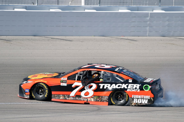 2017 Monster Energy NASCAR Cup Series - Kobalt 400
Las Vegas Motor Speedway - Las Vegas, NV USA
Sunday 12 March 2017
Martin Truex Jr, Bass Pro Shops/TRACKER BOATS Toyota Camry celebrates his win with a burnout
World Copyright: Nigel Kinrade/LAT Images
ref: Digital Image 17LAS1nk07753