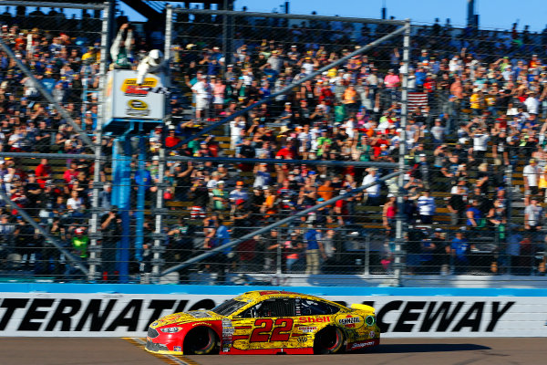 11-13 November, 2016, Avondale, Arizona USA
Joey Logano drives under the checkered flag to win
?2016, Russell LaBounty
LAT Photo USA

