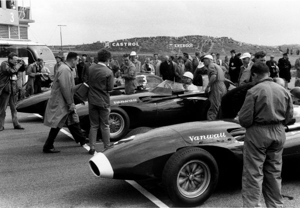 1958 Dutch Grand Prix.
Zandvoort, Holland. 25 May 1958.
Vanwall front row: Tony Brooks, Vanwall VW7, retired, Stirling Moss, Vanwall VW10, 1st position, and Stuart Lewis-Evans, Vanwall VW5, retired, on the grid before the start, action.
World Copyright: LAT Photographic
Ref: Autosport b&w print
LAT PHOTOGRAPHIC www.latphoto.co.uk +44(0)20 8267 3000 1958 Dutch Grand Prix.
Zandvoort, Holland. 25 May 1958.
Vanwall front row: Tony Brooks, Vanwall VW7, retired, Stirling Moss, Vanwall VW10, 1st position, and Stuart Lewis-Evans, Vanwall VW5, retired, on the grid before the start, action.
World Copyright: LAT Photographic
Ref: Autosport b&w print
LAT PHOTOGRAPHIC www.latphoto.co.uk +44(0)20 8267 3000