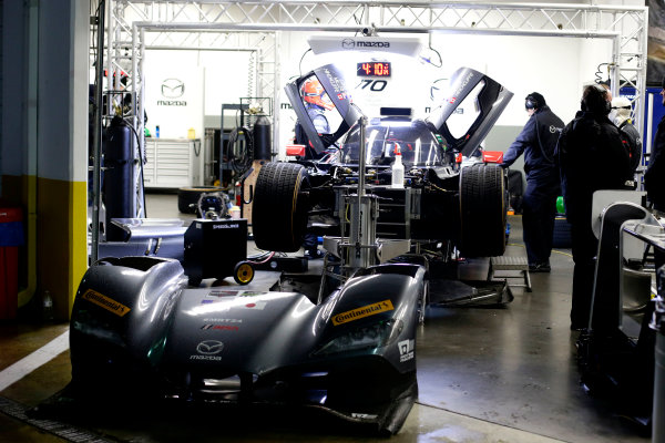 2017 Rolex 24 Hours.
Daytona, Florida, USA
Sunday 29 January 2017.
Mechanics working of the #70 Mazda Motorsports Mazda DPi: Joel Miller, Tom Long, James Hinchcliffe
World Copyright: Alexander Trienitz/LAT Images
ref: Digital Image 2017-24h-Daytona-AT1-4607 2017 Rolex 24 Hours.
Daytona, Florida, USA
Sunday 29 January 2017.
Mechanics working of the #70 Mazda Motorsports Mazda DPi: Joel Miller, Tom Long, James Hinchcliffe
World Copyright: Alexander Trienitz/LAT Images
ref: Digital Image 2017-24h-Daytona-AT1-4607