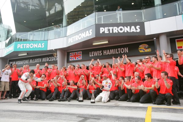 2007 Malaysian Grand Prix - Sunday Race
Sepang, Kuala Lumpur. Malaysia.
8th April 2007.
Fernando Alonso, McLaren MP4-22 Mercedes, 1st position, and Lewis Hamilton, McLaren MP4-22 Mercedes, 2nd position, celebrate the McLaren one-two with their team. Portrait.
World Copyright: Andrew Ferraro/LAT Photographic.
ref: Digital Image ZP9O2757