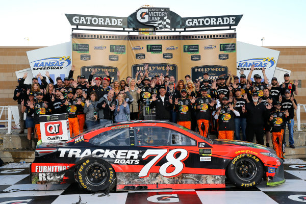 Monster Energy NASCAR Cup Series
Hollywood Casino 400
Kansas Speedway, Kansas City, KS USA
Sunday 22 October 2017
Martin Truex Jr, Furniture Row Racing, Bass Pro Shops / Tracker Boats Toyota Camry celebrates in victory lane 
World Copyright: Russell LaBounty
LAT Images