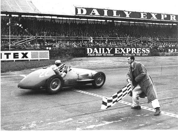 Silverstone, Great Britain. 15 May 1954.
Jose Froilan Gonzalez (Ferrari 625), 1st position.
Ref-C38878.
World Copyright - LAT Photographic