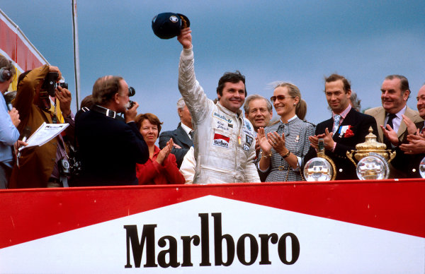 1980 British Grand Prix.
Brands Hatch, England.
11-13 July 1980.
Alan Jones (Williams Ford) celebrates 1st position on the podium. TRH Prince and Princess Michael of Kent stand to the right.
Ref-80 GB 06.
World Copyright - LAT Photographic





