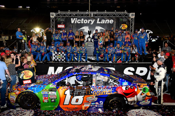 Monster Energy NASCAR Cup Series
Bass Pro Shops NRA Night Race
Bristol Motor Speedway, Bristol, TN USA
Saturday 19 August 2017
Kyle Busch, Joe Gibbs Racing, M&M's Caramel Toyota Camry wins
World Copyright: Rusty Jarrett
LAT Images Monster Energy NASCAR Cup Series
Bass Pro Shops NRA Night Race
Bristol Motor Speedway, Bristol, TN USA
Saturday 19 August 2017
Kyle Busch, Joe Gibbs Racing, M&M's Caramel Toyota Camry wins
World Copyright: Rusty Jarrett
LAT Images