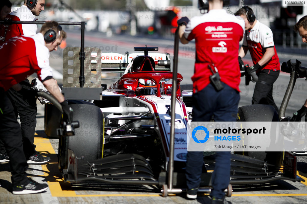 Kimi Raikkonen, Alfa Romeo Racing C39 tlačil mechanici do boxovej uličky