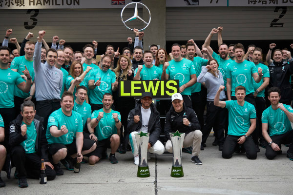 Shanghai International Circuit, Shanghai, China. 
Sunday 9 April 2017.
Lewis Hamilton, Mercedes AMG, 1st Position, and Valtteri Bottas, Mercedes AMG, celebrate with the Mercedes AMG team.
World Copyright: Steve Etherington/LAT Images
ref: Digital Image SNE28611