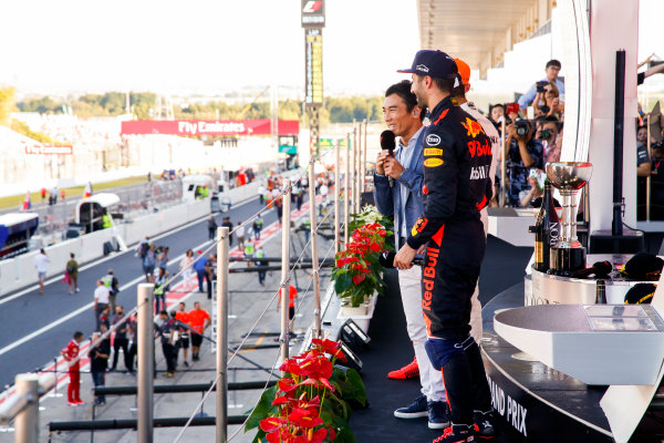 Suzuka Circuit, Japan.
Sunday 8 October 2017.
Takuma Sato interviews Daniel Ricciardo, Red Bull Racing, 3rd Position, Lewis Hamilton, Mercedes AMG, 1st Position, and Max Verstappen, Red Bull, 2nd Position, on the podium.
World Copyright: Joe Portlock/LAT Images 
ref: Digital Image _L5R0153