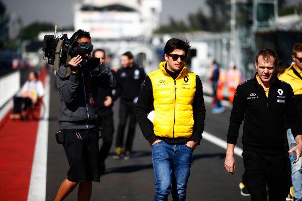 Autodromo Hermanos Rodriguez, Mexico City, Mexico.
Thursday 26 October 2017.
Carlos Sainz Jr, Renault Sport F1, is filmed starting a track walk with colleagues.
World Copyright: Andy Hone/LAT Images 
ref: Digital Image _ONZ8922