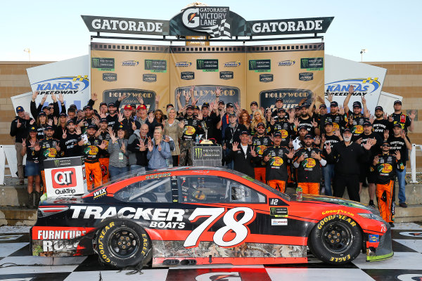 Monster Energy NASCAR Cup Series
Hollywood Casino 400
Kansas Speedway, Kansas City, KS USA
Sunday 22 October 2017
Martin Truex Jr, Furniture Row Racing, Bass Pro Shops / Tracker Boats Toyota Camry celebrates in victory lane
World Copyright: Russell LaBounty
LAT Images Monster Energy NASCAR Cup Series
Hollywood Casino 400
Kansas Speedway, Kansas City, KS USA
Sunday 22 October 2017
Martin Truex Jr, Furniture Row Racing, Bass Pro Shops / Tracker Boats Toyota Camry celebrates in victory lane
World Copyright: Russell LaBounty
LAT Images