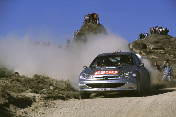 FIA World Rally Championship
Portuguese Rally, Porto, Portugal
16-19th March 2000.
Marcus Gronholm and Timo Rautianen (Peugeot) action.
World - LAT Photographic
Tel: +44 (0) 181 251 3000
Fax: +44 (0) 181 251 3001
e-mail: latdig@dial.pipex
com

