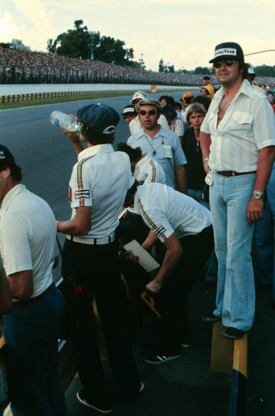 1977 Argentinian Grand Prix.
Buenos Aires, Argentina.
7-9 January 1977.
Walter Wolf and team manager Peter Warr wait for Jody Scheckter (Wolf WR1 Ford) at the finish after winning on Wolf's debut.
World Copyright - LAT Photographic
1977 Argentinian Grand Prix.
Buenos Aires, Argentina.
7-9 January 1977.
Walter Wolf and team manager Peter Warr wait for Jody Scheckter (Wolf WR1 Ford) at the finish after winning on Wolf's debut.
World Copyright - LAT Photographic