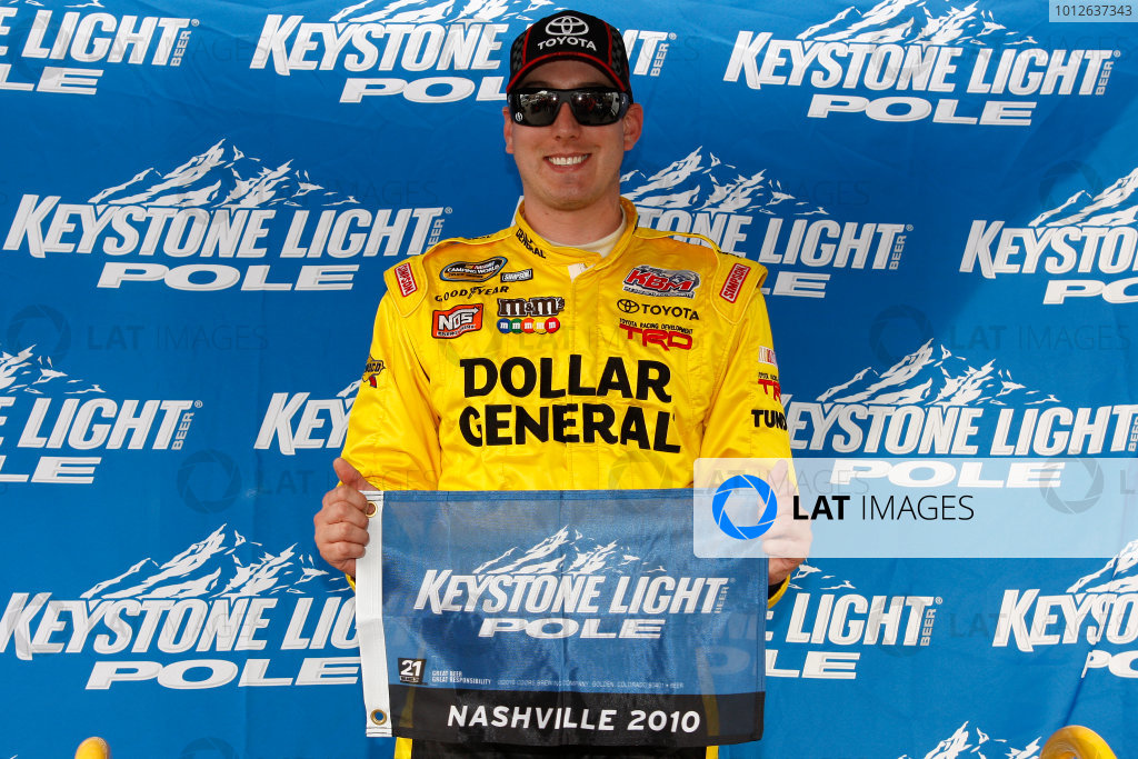 2-april-2010-lebanon-tennessee-usa-kyle-busch-with-the-pole-award
