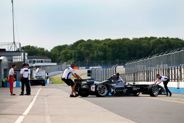 FIA Formula E Season 3 Testing - Day Two.
Donington Park Racecourse, Derby, United Kingdom.
Jose Maria Lopez, DS Virgin Racing, Spark-Citroen, is pushed back to his garage in the pit lane. Lucas di Grassi shares a joke on the left of the picture.
Wednesday 24 August 2016.
Photo: Adam Warner / LAT / FE.
ref: Digital Image _L5R0770
