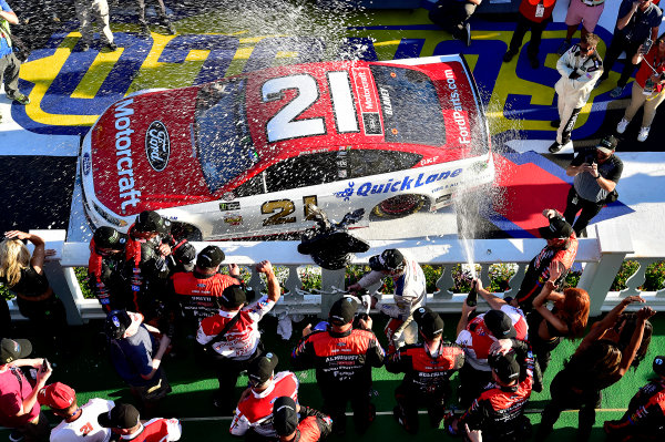 Monster Energy NASCAR Cup Series
AXALTA presents the Pocono 400
Pocono Raceway, Long Pond, PA USA
Sunday 11 June 2017
Ryan Blaney, Wood Brothers Racing, Motorcraft/Quick Lane Tire & Auto Center Ford Fusion wins.
World Copyright: Rusty Jarrett
LAT Images
ref: Digital Image 17POC1rj_3670 Monster Energy NASCAR Cup Series
AXALTA presents the Pocono 400
Pocono Raceway, Long Pond, PA USA
Sunday 11 June 2017
Ryan Blaney, Wood Brothers Racing, Motorcraft/Quick Lane Tire & Auto Center Ford Fusion wins.
World Copyright: Rusty Jarrett
LAT Images
ref: Digital Image 17POC1rj_3670