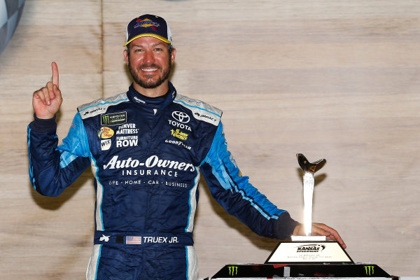 Monster Energy NASCAR Cup Series
Go Bowling 400
Kansas Speedway, Kansas City, KS USA
Sunday 14 May 2017
Martin Truex Jr, Furniture Row Racing, Auto-Owners Insurance Toyota Camry celebrates in victory lane 
World Copyright: Russell LaBounty
LAT Images
ref: Digital Image 17KAN1rl_7955