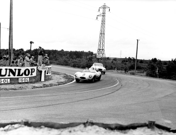 Le Mans, France.
28-28 July 1956.
Jacques Swaters/Freddy Rouselle (Jaguar D-type) leads Serge Nercessian/Georges Monneret (Salmson 2300S). Swaters/Rouselle finished in 4th position.
Ref-Motor 769/36.
World Copyright - LAT Photographic Le Mans, France.
28-28 July 1956.
Jacques Swaters/Freddy Rouselle (Jaguar D-type) leads Serge Nercessian/Georges Monneret (Salmson 2300S). Swaters/Rouselle finished in 4th position.
Ref-Motor 769/36.
World Copyright - LAT Photographic