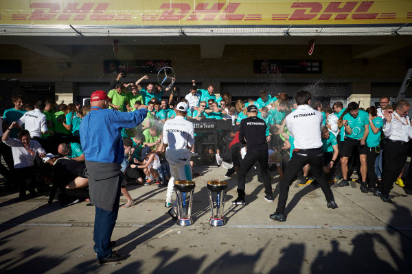 Circuit of the Americas, Austin, Texas, United States of America.
Sunday 22 October 2017.
Lewis Hamilton, Mercedes AMG, 1st Position, and the Mercedes team celebrate victory in the race and the Constructors Championship.
World Copyright: Steve Etherington/LAT Images
ref: Digital Image SNE19900 Circuit of the Americas, Austin, Texas, United States of America.
Sunday 22 October 2017.
Lewis Hamilton, Mercedes AMG, 1st Position, and the Mercedes team celebrate victory in the race and the Constructors Championship.
World Copyright: Steve Etherington/LAT Images
ref: Digital Image SNE19900
