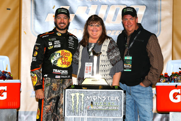 Monster Energy NASCAR Cup Series
Hollywood Casino 400
Kansas Speedway, Kansas City, KS USA
Sunday 22 October 2017
Martin Truex Jr, Furniture Row Racing, Bass Pro Shops / Tracker Boats Toyota Camry celebrates in victory lane 
World Copyright: Russell LaBounty
LAT Images