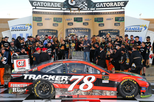 Monster Energy NASCAR Cup Series
Hollywood Casino 400
Kansas Speedway, Kansas City, KS USA
Sunday 22 October 2017
Martin Truex Jr, Furniture Row Racing, Bass Pro Shops / Tracker Boats Toyota Camry celebrates in victory lane
World Copyright: Russell LaBounty
LAT Images Monster Energy NASCAR Cup Series
Hollywood Casino 400
Kansas Speedway, Kansas City, KS USA
Sunday 22 October 2017
Martin Truex Jr, Furniture Row Racing, Bass Pro Shops / Tracker Boats Toyota Camry celebrates in victory lane
World Copyright: Russell LaBounty
LAT Images