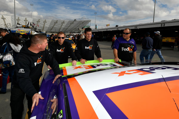 Monster Energy NASCAR Cup Series
First Data 500
Martinsville Speedway, Martinsville VA USA
Saturday 28 October 2017
Denny Hamlin, Joe Gibbs Racing, FedEx Walgreens Toyota Camry crew
World Copyright: Scott R LePage
LAT Images
ref: Digital Image lepage-171028-mart-2690 Monster Energy NASCAR Cup Series
First Data 500
Martinsville Speedway, Martinsville VA USA
Saturday 28 October 2017
Denny Hamlin, Joe Gibbs Racing, FedEx Walgreens Toyota Camry crew
World Copyright: Scott R LePage
LAT Images
ref: Digital Image lepage-171028-mart-2690