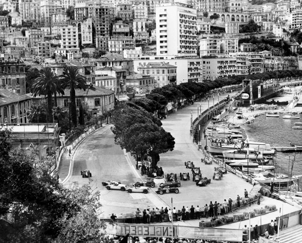 1960 Monaco Grand Prix.
Monte Carlo. 29 May 1960.
Jo Bonnier (BRM P48) leads Jack Brabham (Cooper T53-Climax), Tony Brooks (Cooper T51-Climax), Stirling Moss (Lotus 18-Climax - #28), Chris Bristow (Cooper T51-Climax) and the rest of the field at the start.
Ref- B&W Print.
World Copyright: LAT Photographic 1960 Monaco Grand Prix.
Monte Carlo. 29 May 1960.
Jo Bonnier (BRM P48) leads Jack Brabham (Cooper T53-Climax), Tony Brooks (Cooper T51-Climax), Stirling Moss (Lotus 18-Climax - #28), Chris Bristow (Cooper T51-Climax) and the rest of the field at the start.
Ref- B&W Print.
World Copyright: LAT Photographic
