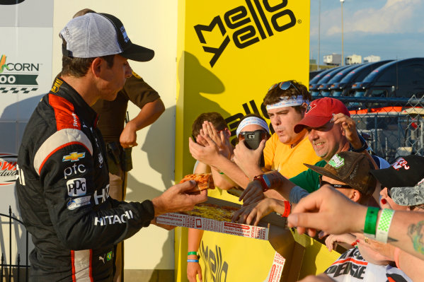 Verizon IndyCar Series
Iowa Corn 300
Iowa Speedway, Newton, IA USA
Sunday 9 July 2017
Winner Helio Castroneves, Team Penske Chevrolet shares pizza with the fans in Victory Lane.
World Copyright: F. Peirce Williams
LAT Images