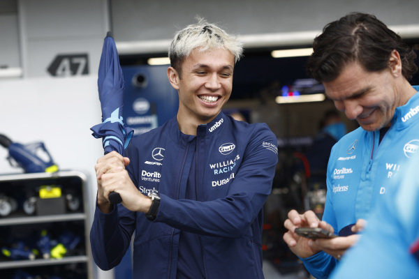 Alex Albon, Williams Racing in the pit lane