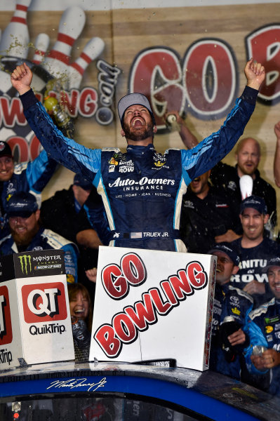 Monster Energy NASCAR Cup Series
Go Bowling 400
Kansas Speedway, Kansas City, KS USA
Saturday 13 May 2017
Martin Truex Jr, Furniture Row Racing, Auto-Owners Insurance Toyota Camry celebrates is win in Victory Lane
World Copyright: Nigel Kinrade
LAT Images
ref: Digital Image 17KAN1nk09954