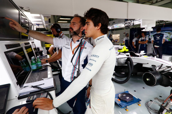 Sepang International Circuit, Sepang, Malaysia.
Saturday 30 September 2017.
Lance Stroll, Williams Martini Racing, talks to his engineer before FP3 in the team’s garage.
World Copyright: Glenn Dunbar/LAT Images 
ref: Digital Image _X4I0317