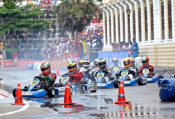 Leading F1, CART and IRL drivers took part in the Formula Smiles Foundations' first ever street race in Cartegna. Leading from the front is Adrian Fernandez (MEX) closely followed by Felippe Giaffone (BRA), Pedro de la Rosa (ESP), Antonio Pizzonia (BRA) and Ricardo Sperafico (BRA).
The Formula Smiles Foundation is headed by Juan Pablo Montoya and his wife Connie in partnership with Easykart Colombia. The event helped to raise funds to aid children in need in Colombia.
Carrera De Estrellas Formula Smiles Foundation Karting, Cartegna, Colombia, 15 November 2003.
DIGITAL IMAGE