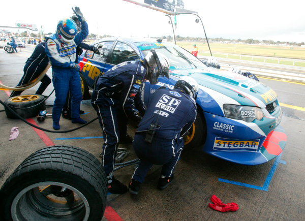 2003 Australian V8 Supercars, Round 9, Sandown, 14th September 2003.
V8 Supercar drivers Marcos Ambrose and Russell Ingall compleat there driver change during a pitstop in the Betta Electrical 500 held at Sandown International Raceway Melbourne, Australia this weekend.
Photo: Mark Horsburgh/LAT Photographic