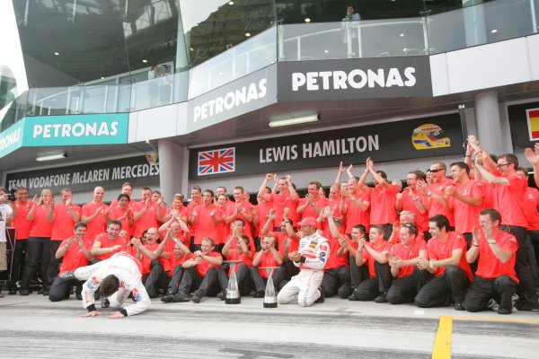 2007 Malaysian Grand Prix - Sunday Race
Sepang, Kuala Lumpur. Malaysia.
8th April 2007.
Fernando Alonso, McLaren MP4-22 Mercedes, 1st position, and Lewis Hamilton, McLaren MP4-22 Mercedes, 2nd position, celebrate the McLaren one-two with their team. Portrait.
World Copyright: Andrew Ferraro/LAT Photographic.
ref: Digital Image ZP9O2758