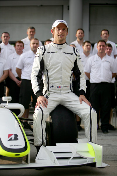 Sepang, Kuala Lumpur, Malaysia
2nd April 2009
Jenson Button, Brawn GP BGP001 Mercedes poses for a photograph with his team.
World Copyright: Glenn Dunbar/LAT Photographic
ref: Digital Image YY8P0545 Sepang, Kuala Lumpur, Malaysia
2nd April 2009
Jenson Button, Brawn GP BGP001 Mercedes poses for a photograph with his team.
World Copyright: Glenn Dunbar/LAT Photographic
ref: Digital Image YY8P0545