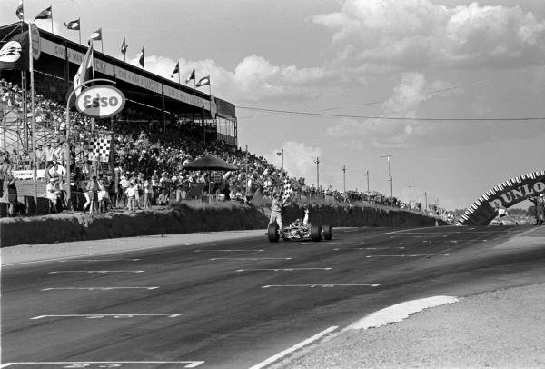Race winner Jim Clark (GBR) Lotus 49 acknowledges the chequered flag and the congratulations of his team. Tragically this would be his final F1 grand prix before suffering a fatal accident in an F2 race at Hockenheim.
South African Grand Prix, 1 January 1968. Race winner Jim Clark (GBR) Lotus 49 acknowledges the chequered flag and the congratulations of his team. Tragically this would be his final F1 grand prix before suffering a fatal accident in an F2 race at Hockenheim.
South African Grand Prix, 1 January 1968.
