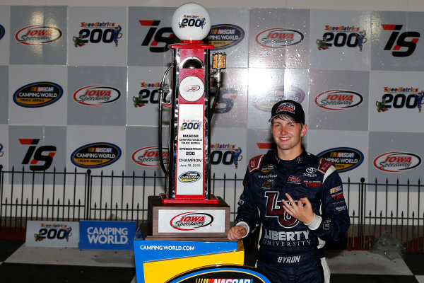 17-18 June, 2016, Newton, Iowa USA
William Byron celebrates in victory lane
?2016, Russell LaBounty
LAT Photo USA
17-18 June, 2016, Newton, Iowa USA
William Byron celebrates in victory lane
?2016, Russell LaBounty
LAT Photo USA