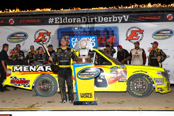 NASCAR Camping World Truck Series
Eldora Dirt Derby
Eldora Speedway, Rossburg, OH USA
Wednesday 19 July 2017
Matt Crafton, Ideal Door / Menards Toyota Tundra celebrates in victory lane
World Copyright: Russell LaBounty
LAT Images NASCAR Camping World Truck Series
Eldora Dirt Derby
Eldora Speedway, Rossburg, OH USA
Wednesday 19 July 2017
Matt Crafton, Ideal Door / Menards Toyota Tundra celebrates in victory lane
World Copyright: Russell LaBounty
LAT Images