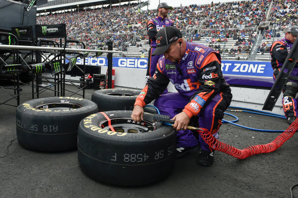Monster Energy NASCAR Cup Series
First Data 500
Martinsville Speedway, Martinsville VA USA
Sunday 29 October 2017
Denny Hamlin, Joe Gibbs Racing, FedEx Walgreens Toyota Camry crew
World Copyright: Scott R LePage
LAT Images
ref: Digital Image lepage-171029-mart-8450 Monster Energy NASCAR Cup Series
First Data 500
Martinsville Speedway, Martinsville VA USA
Sunday 29 October 2017
Denny Hamlin, Joe Gibbs Racing, FedEx Walgreens Toyota Camry crew
World Copyright: Scott R LePage
LAT Images
ref: Digital Image lepage-171029-mart-8450