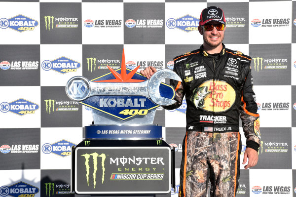2017 Monster Energy NASCAR Cup Series - Kobalt 400
Las Vegas Motor Speedway - Las Vegas, NV USA
Sunday 12 March 2017
Martin Truex Jr, Bass Pro Shops/TRACKER BOATS Toyota Camry celebrates his win in Victory Lane
World Copyright: Nigel Kinrade/LAT Images
ref: Digital Image 17LAS1nk07835 2017 Monster Energy NASCAR Cup Series - Kobalt 400
Las Vegas Motor Speedway - Las Vegas, NV USA
Sunday 12 March 2017
Martin Truex Jr, Bass Pro Shops/TRACKER BOATS Toyota Camry celebrates his win in Victory Lane
World Copyright: Nigel Kinrade/LAT Images
ref: Digital Image 17LAS1nk07835