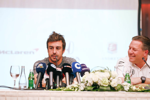 Bahrain International Circuit, Sakhir, Bahrain. 
Wednesday 12 April 2017.
Fernando Alonso and Zak Brown, Executive Director, McLaren Technology Group, announce Fernando's deal to race in the 2017 Indianapolis 500 in an Andretti Autosport run McLaren Honda car.
World Copyright: Glenn Dunbar/LAT Images
ref: Digital Image _31I6911